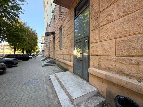 комерційна за адресою Дмитра Яворницького просп. (Карла Маркса), 121