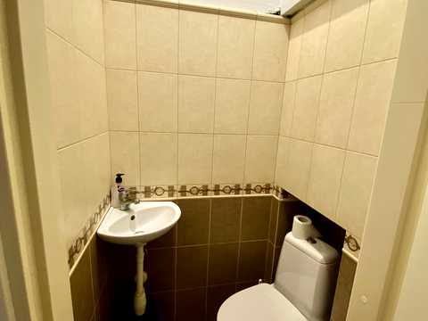 комерційна за адресою Кропивницького вул., 4