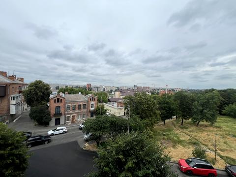 комерційна за адресою Визволення вул., 2