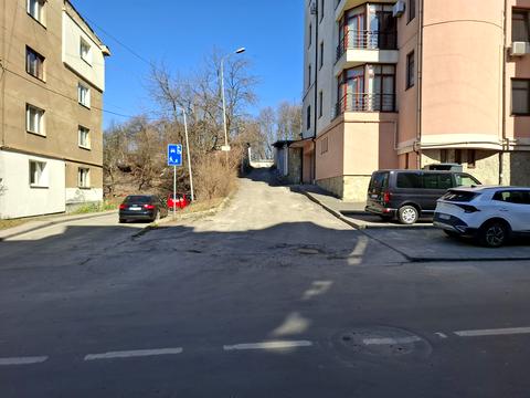 паркомісце за адресою Олекси Довбуша вул., 7