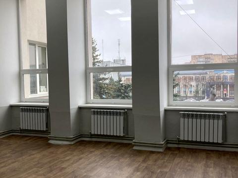 комерційна за адресою Рівне, майдан Незалежності пл., 3