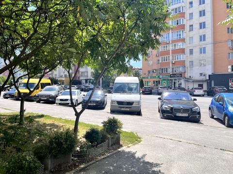 комерційна за адресою Зодчих вул., 12