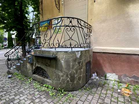 комерційна за адресою Гнатюка, 2