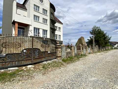 комерційна за адресою Набережна, 1
