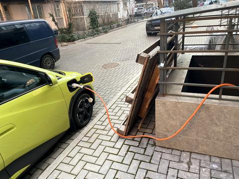 паркомісце за адресою Сегедська вул., (Будинок)