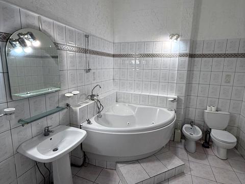 комерційна за адресою Київ, Антоновича вул. (Горького), 10