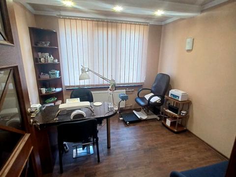 комерційна за адресою Космонавтів вул., 52