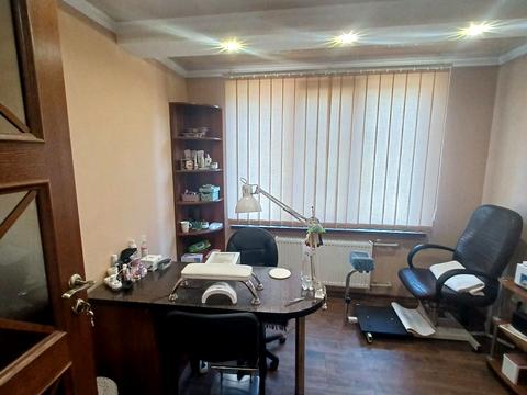 комерційна за адресою Космонавтів вул., 52