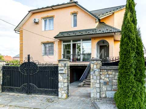 будинок за адресою с. Клузів, Квіткова, 10