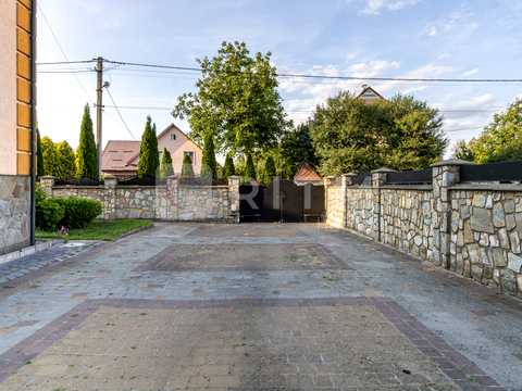 будинок за адресою с. Клузів, Квіткова, 10