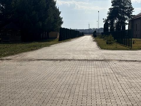 коммерческая по адресу Квітнева, 1