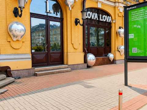 комерційна за адресою Бессарабська пл., 1
