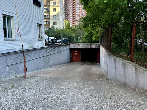 паркомісце за адресою Анни Ахматової вул., 15А