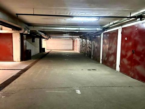 паркомісце за адресою Анни Ахматової вул., 15А