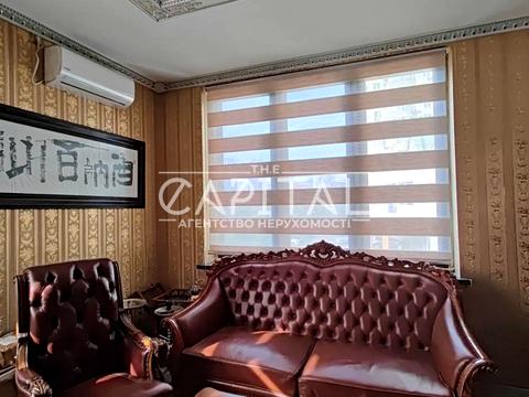 комерційна за адресою Анни Ахматової вул., 48