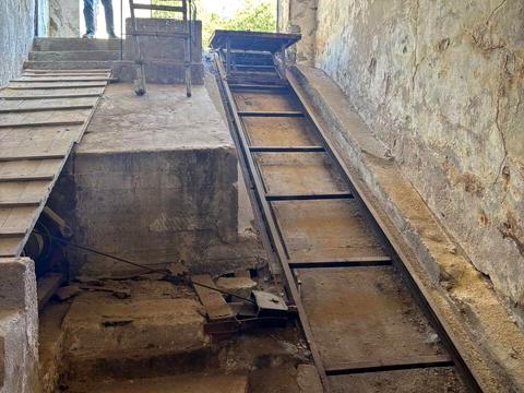 комерційна за адресою Миколи Міхновського вул., 17