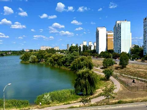 комерційна за адресою Райдужна вул., 11