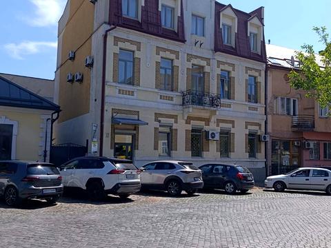 коммерческая по адресу Жупанатская пл., 12