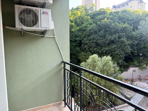 комерційна за адресою Дегтярна вул., 22-А