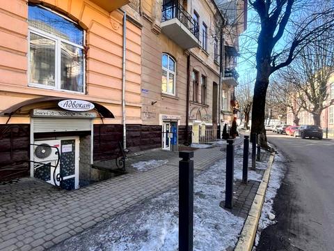 комерційна за адресою Шопена вул., 8