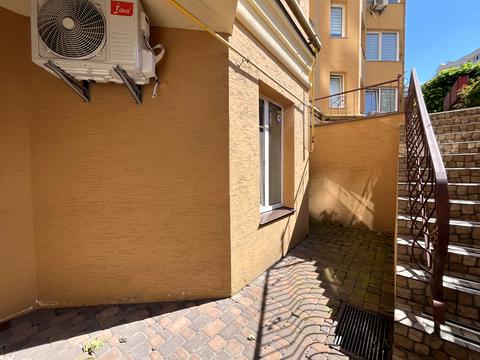 комерційна за адресою Миру вул., 40