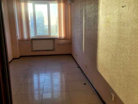 комерційна за адресою Космонавтів вул., 81