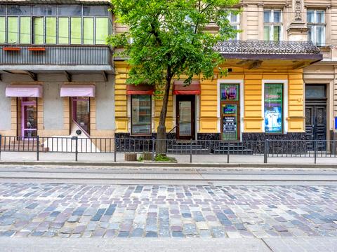 коммерческая по адресу Гетьмана Дорошенко ул. (Жовтневая), 38