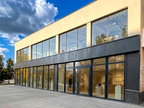 комерційна за адресою Анни Ахматової вул., 3