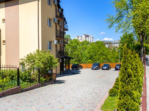 комерційна за адресою Роксолани вул., 44