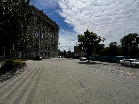 комерційна за адресою Дмитра Яворницького просп. (Карла Маркса), 82