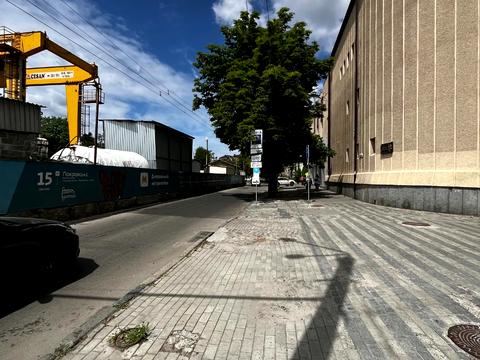 комерційна за адресою Дмитра Яворницького просп. (Карла Маркса), 82