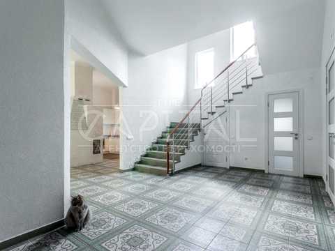 комерційна за адресою 8-ма Садова вул., 1