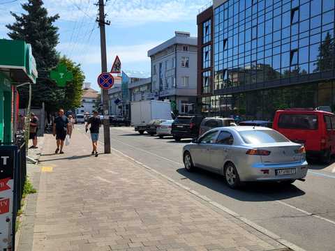 комерційна за адресою Тичини вул., 8