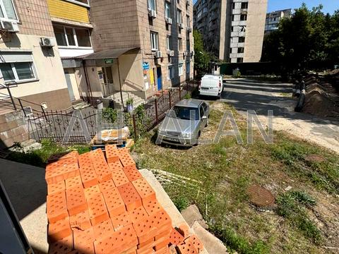 комерційна за адресою Голосіївська вул., 7