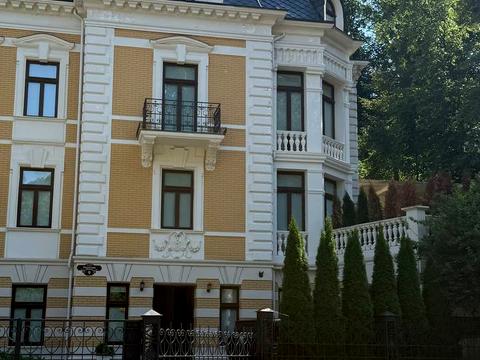 комерційна за адресою Паркова вул. (Конева), 9