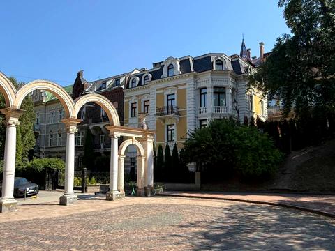 комерційна за адресою Паркова вул. (Конева), 9