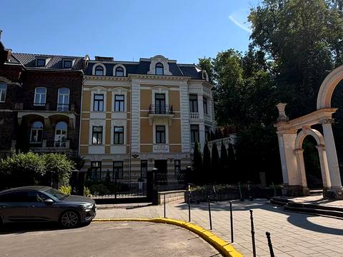 комерційна за адресою Паркова вул. (Конева), 9