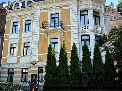комерційна за адресою Паркова вул. (Конева), 9