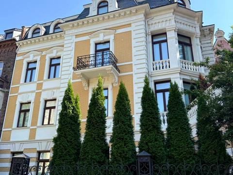 комерційна за адресою Паркова вул. (Конева), 9