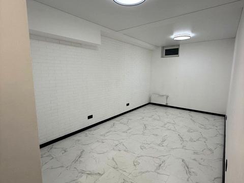 комерційна за адресою Літературна вул., 8