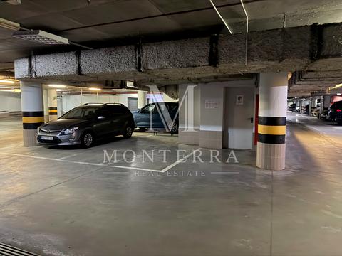 паркомісце за адресою Андрія Верхогляда вул. (Михайла Драгомирова), 3