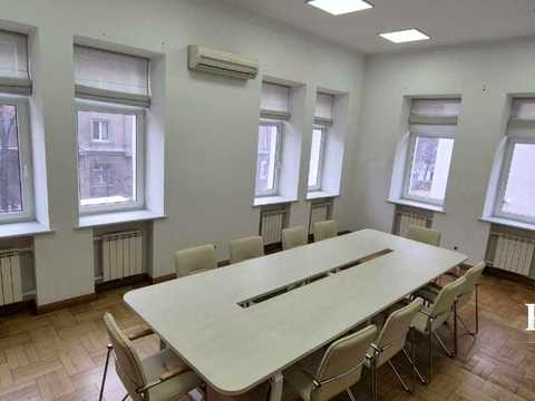 комерційна за адресою Інститутська вул., 9В
