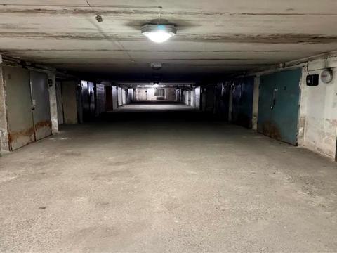 паркомісце за адресою Андрія Верхогляда вул. (Михайла Драгомирова), 4