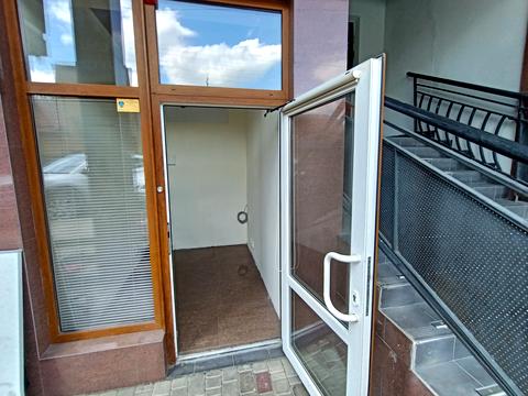 комерційна за адресою Хотинська вул., 12