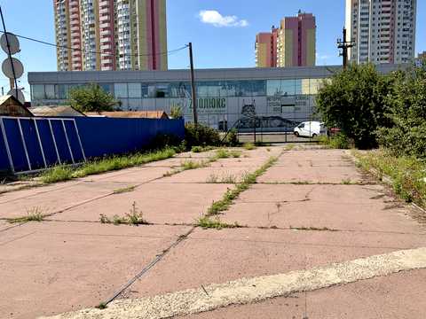 комерційна за адресою Металургів вул., 50