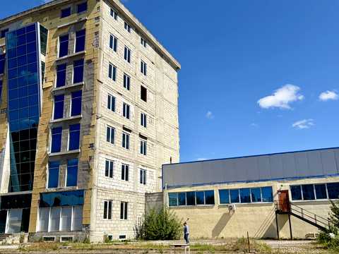 комерційна за адресою Металургів вул., 50