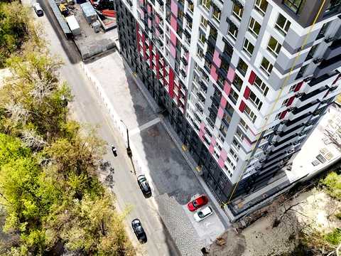 паркомісце за адресою Тепловозна вул., 28