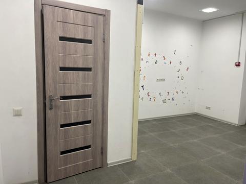 комерційна за адресою Академіка Лебедєва вул., 1
