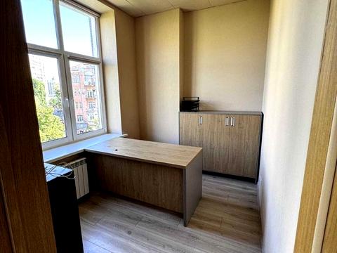 комерційна за адресою Олександра Кониського вул., 82
