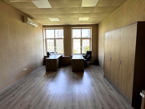 комерційна за адресою Олександра Кониського вул., 82
